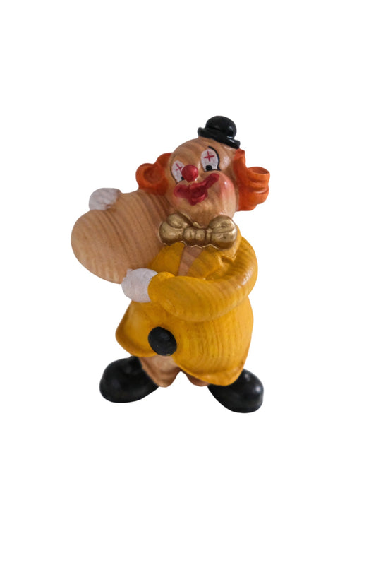 Drewniana figurka klauna z sercem – żółty