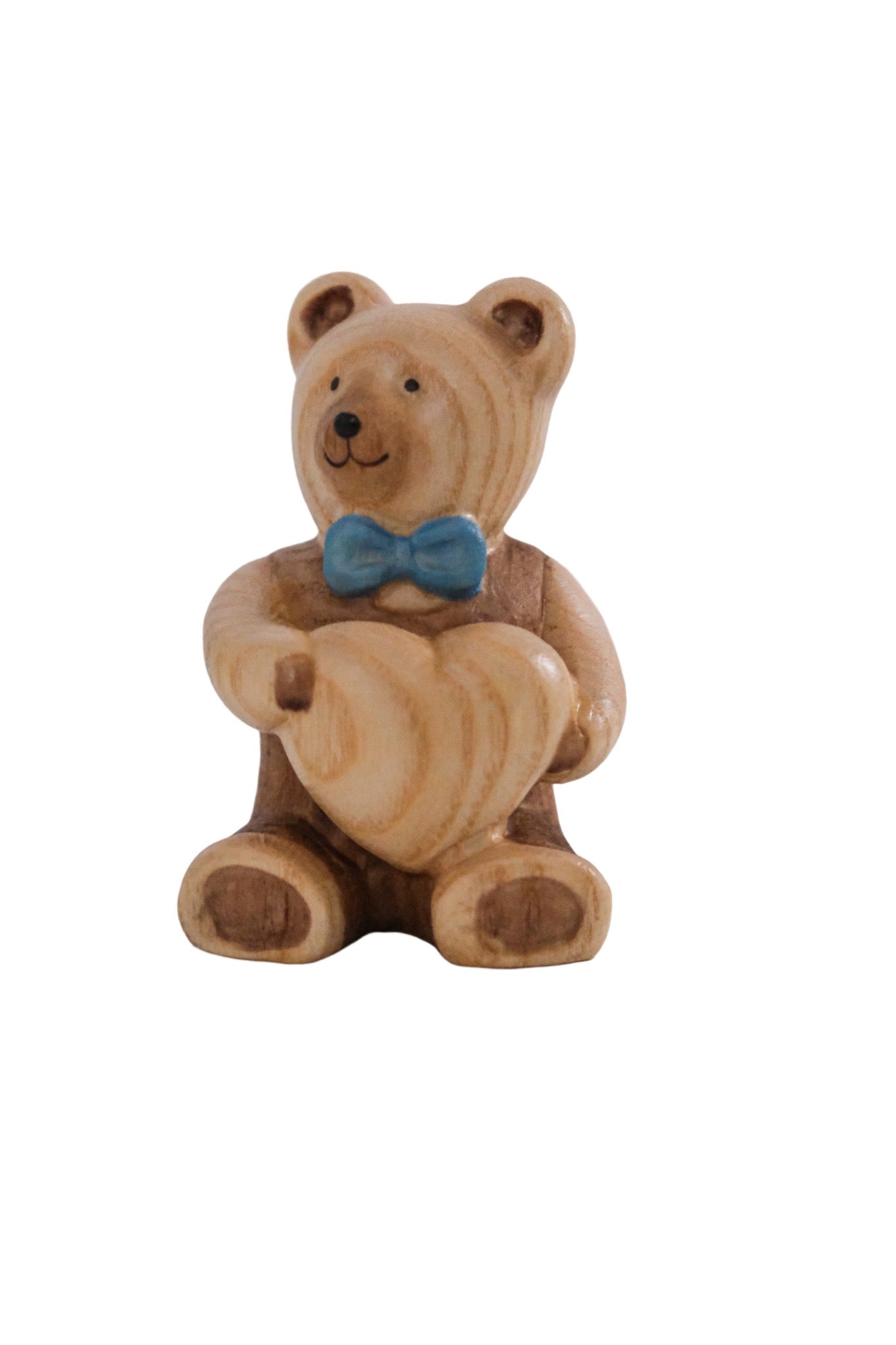 Drewniana figurka misia z sercem – niebieska muszka
